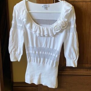 White blouse with 2 flowers